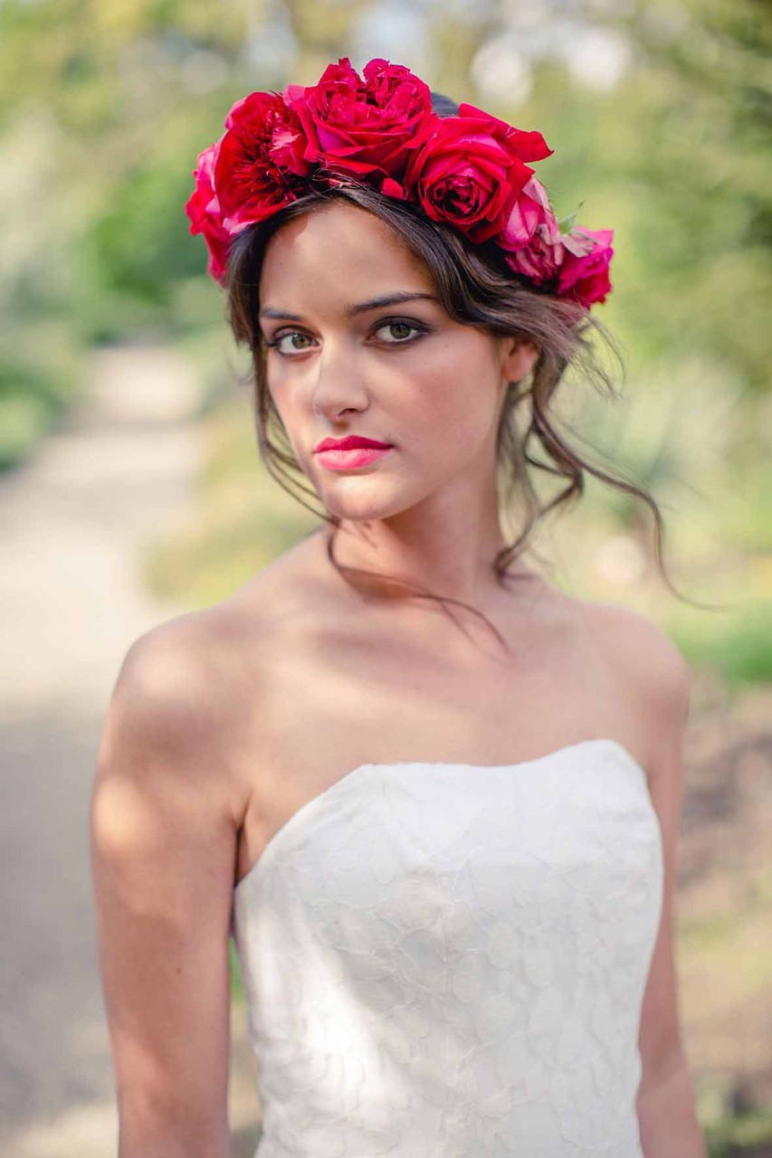 schulterfreies Brautkleid "Sonnenpracht" mit Blumenkranz von Mille Fleur 