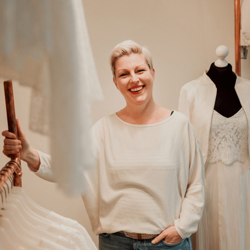 Du bist dir unsicher, welches Spitzentop am besten zu deinem Brautoutfit passt? Kein Problem! Unsere erfahrene Designerin hilft dir gerne bei der Auswahl und sorgt dafür, dass dein Spitzentop perfekt paAtelier fuer Bio Brautmode I nachhaltige Brautkleider