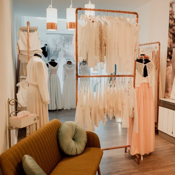 Anprobe im Atelier für moderne Bräute - Persönliche Anprobe bei elementar Brautmode: Die Braut entdeckt nachhaltige Zweiteiler im Atelier für nachhaltige Brautmode in Hannover