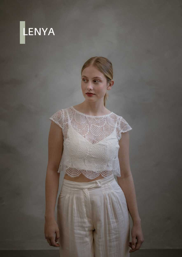 Spitzentop LENYA Modernes und freches Crop-Top aus Spitze für die Hochzeit, kombiniert mit einer hochtaillierten Brauthose