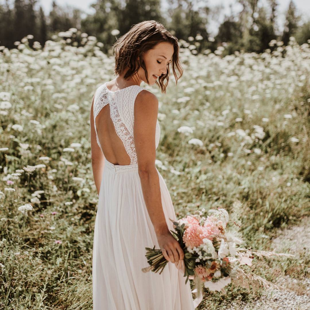 Romantisches Boho-Brautkleid mit Spitze und fließendem Rock – Brautmode Trend 2026 - Foto: Moira Rutschmann