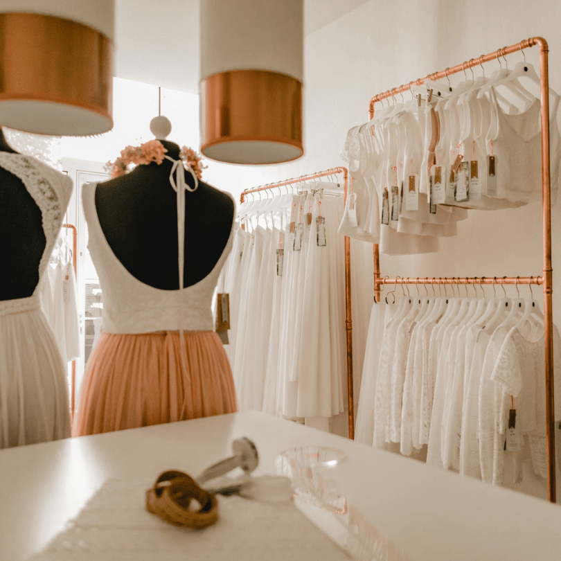 Designerin für nachhaltige Brautmode bei elementar Brautmode –  der Kopf hinter den individuellen Hochzeitskleidern - nachhaltige Brautkleider, schlicht mit einem Hauch von Vintage und Boho  -  liebevoll in Deutschland angefertigt