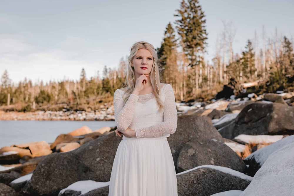 Detailaufnahme eines Langarm-Spitzentops für die Hochzeit Detailaufnahme eines wunderschön gearbeiteten Langarm-Spitzentops für die Hochzeit mit zarter Spitze und eleganten Mustern.