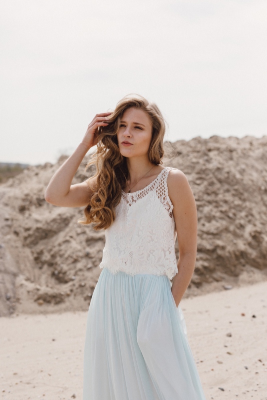 Welche Vorteile bietet ein Brautkleid zum Weitertragen? Ich entwickle alle Kleider so, dass sie sich weiterverwenden lassen – etwa als festliches Kleid für Sommerabende. Viele Bräute lassen ihr lassen ihr Brautkleid einfärben.