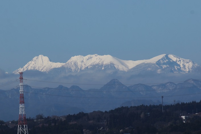 我が家から見える八ヶ岳南部はまだ雪化粧　左から赤岳、横岳、硫黄岳