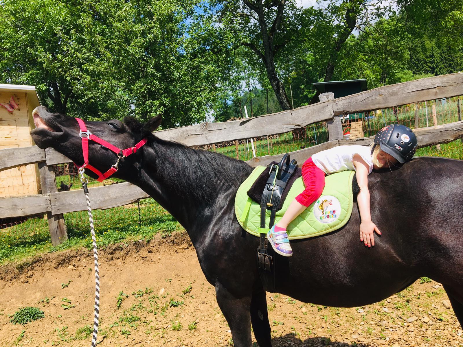 Reiten im Sommer - was soll dein Kind anziehen?