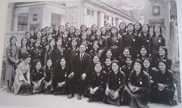 ひめゆり平和祈念資料館のエンテランスにあった 彼女らの学校での集合写真