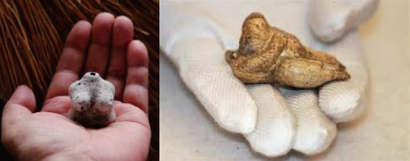 手の平の「相谷土偶」のレプリカ（左）と 「ホーレ・フェルスのヴィーナス」（右）