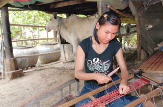 自宅で織物を続ける女性©小林正典