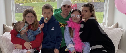 Justin Bieber mit seinen vier Halbgeschwistern und Ehefrau Hailey