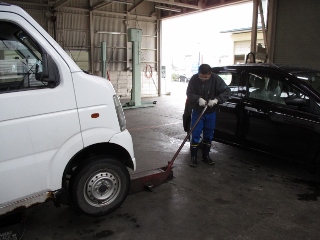 車をジャッキアップ　頑張って普段見れない車の下廻りを見てみようね(^^♪