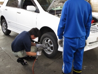 車への取り付け･･･初めてのインパクトレンチにおっかなびっくり(^_^;)