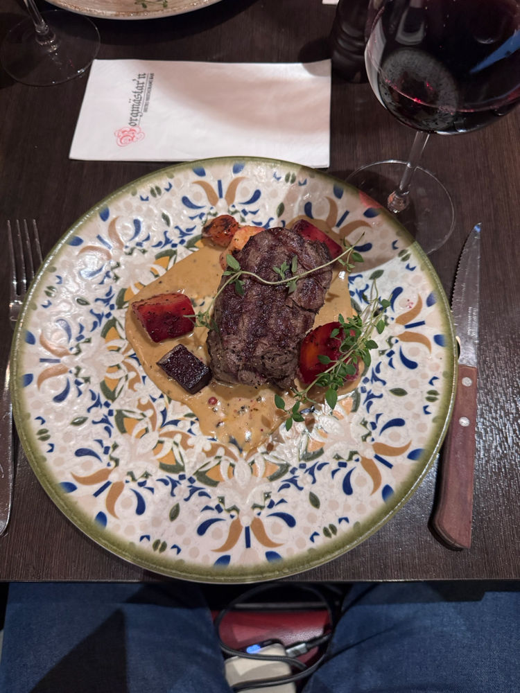 Ein butterzartes Stück Fleisch das so fein ist, dass die Schale Kartoffelgratin es nicht mehr aufs Bild schafft.