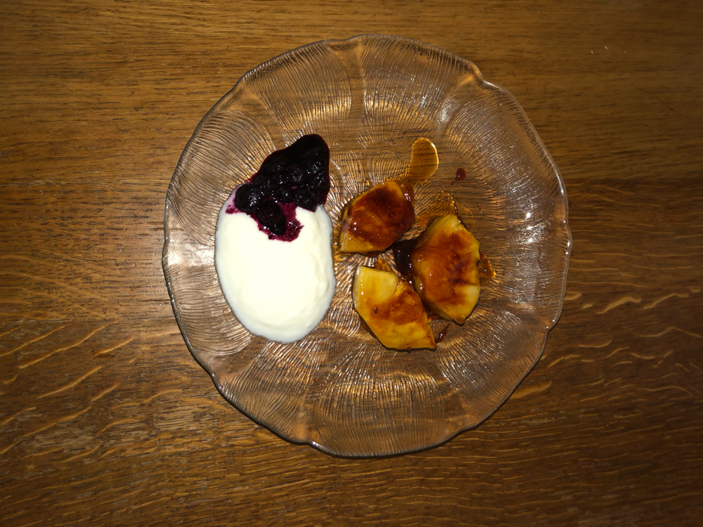 8 - Caramelisierte Ananas mit Joghurt und Preiselbeeren