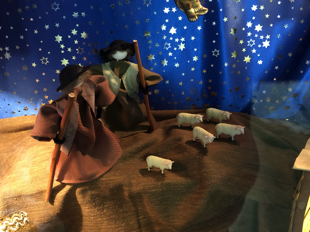 Die Hirten lauschen gebannt