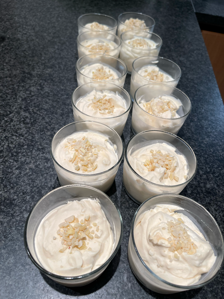 Caramel Semifreddo`s warten auf ihren Einsatz - So etwas von "Semifreddo auf den Punkt gebracht"