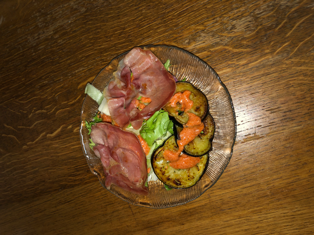 1 - Blattsalat mit gebratenem Rohschinken und Aubergine