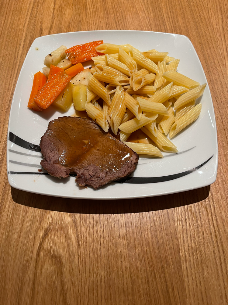 Rindsschulterblatt mit Kaffeesauce, Penne und Gemüse - Mathe-Lehrer: "Geteilt durch 11, Rest 0"