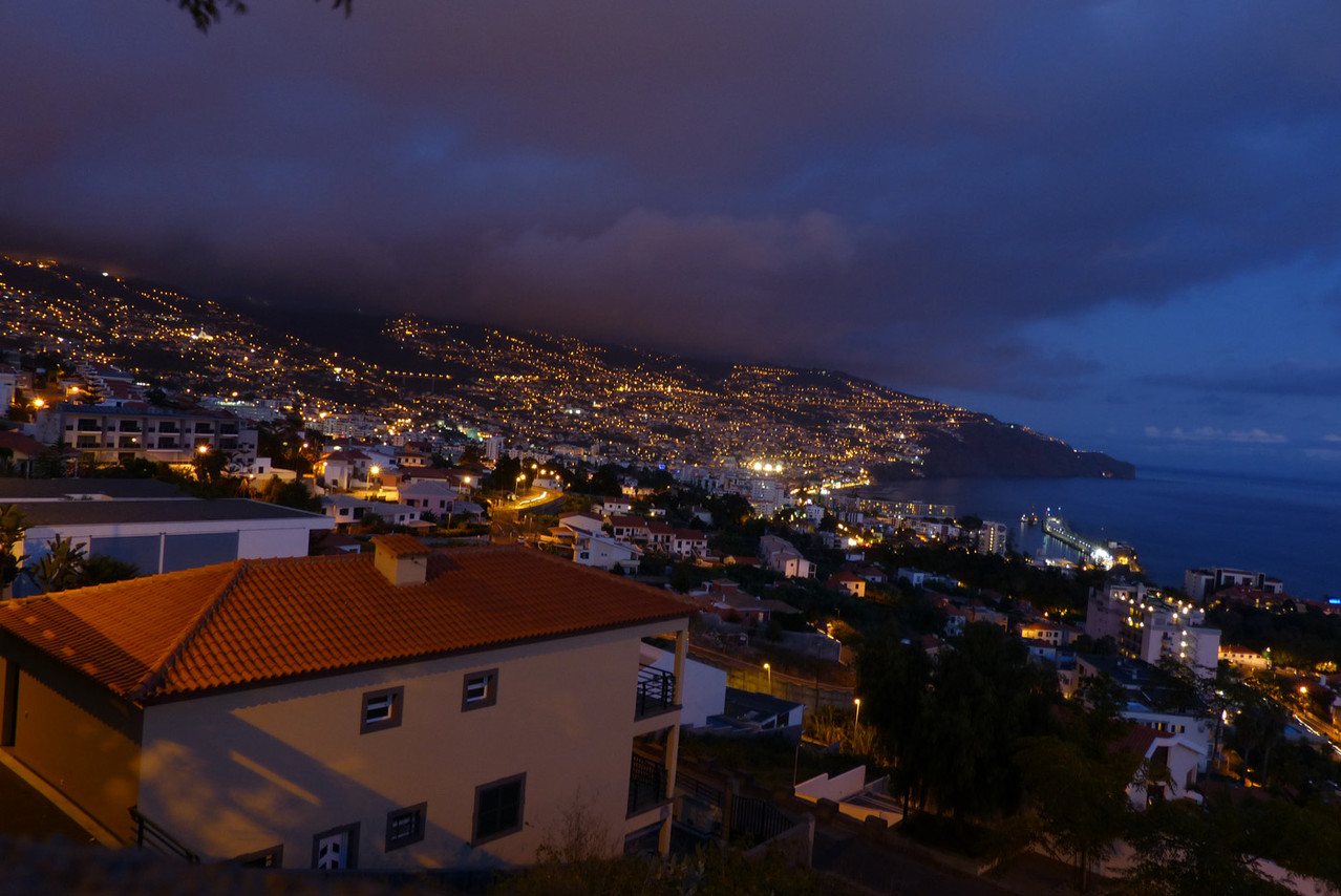 Die Bucht von Funchal bei Abenddämmerung