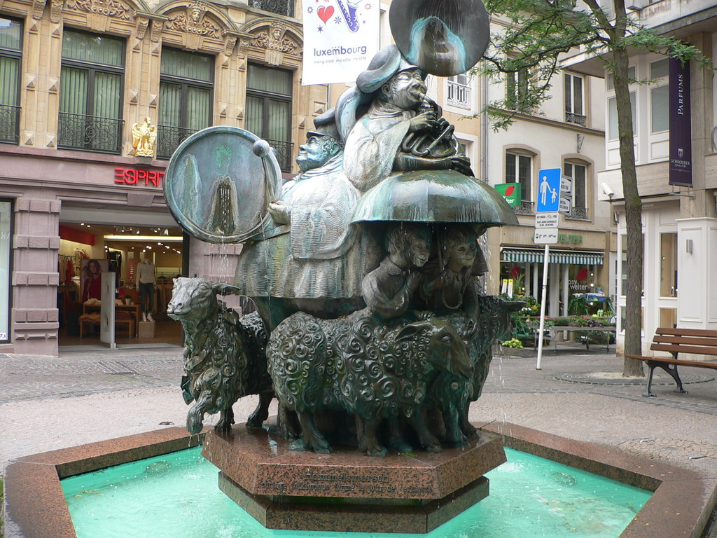 Brunnen in Luxemburg - die Schäfchen im Trockenen.