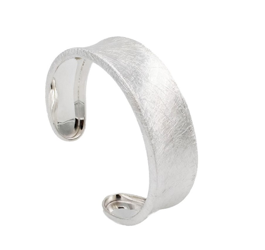 breite Armspange aus 925er Silber eismatt