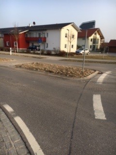 und die Straßenteiler für die Fußgänger-/Radwege