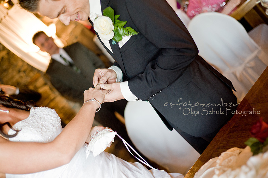 Hochzeit Koblenz, Kobern-Gondorf, Hochzeit in Matthiaskapelle, Brautpaar, Brautpaarshooting, Herbstliches Hochzeitsshooting, Hochzeitsreportage, Braut, Braustrauß, Brautkleid, Trauung, Ringtausch