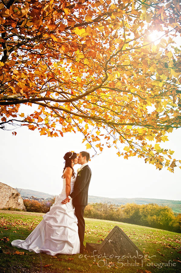 Hochzeit Koblenz, Kobern-Gondorf, Hochzeit in Matthiaskapelle, Brautpaar, Brautpaarshooting, Herbstliches Hochzeitsshooting, Hochzeitsreportage, Braut, Braustrauß, Brautkleid, Trauung, Ringtausch