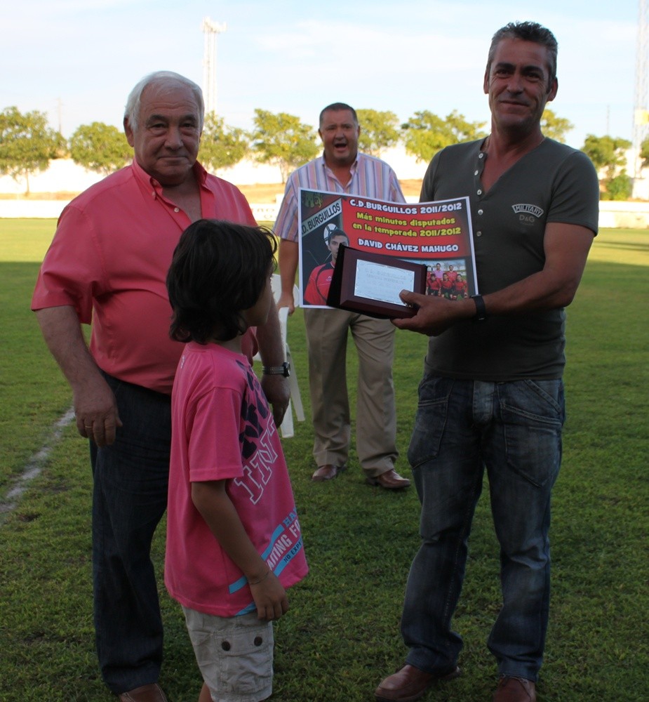 EL DELEGADO DE CAMPO MANOLO VERDUN ENTREGA PLACA AL PADRE DE CHÁVEZ COMO JUGADOR CON MAS MINUTOS DISPUTADOS