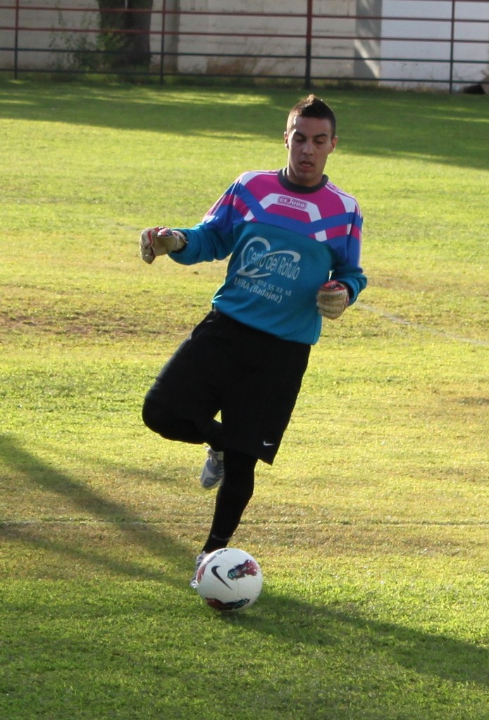 ROGELIO PORTERO QUE DEBUTABA EN PARTIDO OFICIAL CON EL C.D.BURGUILLOS