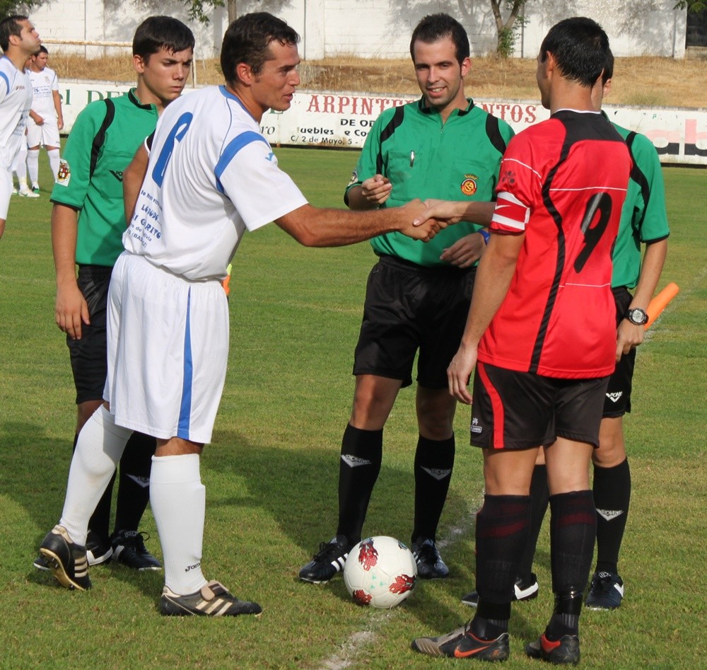 SALUDOS ENTRE CAPITANES Y TRIO ARBITRAL