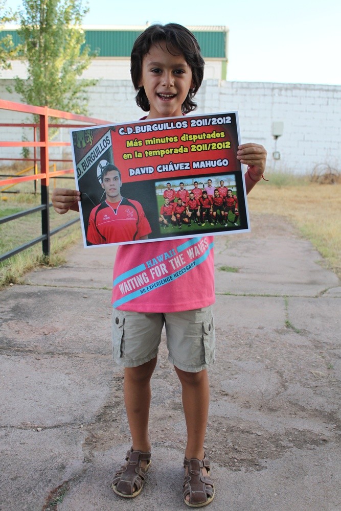 SOBRINO DE CHAVEZ CON DIPLOMA DEL BRAVO JUGADOR BURGUILLANO