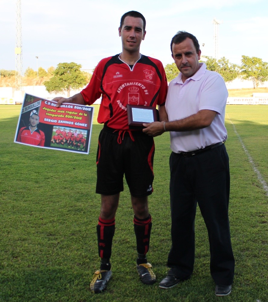 EL VICEPRESIDENTE CARLOS TEJEDA ENTREGA PLACA A ZAHINOS COMO JUGADOR MAS REGULAR TEMPORADA PASADA
