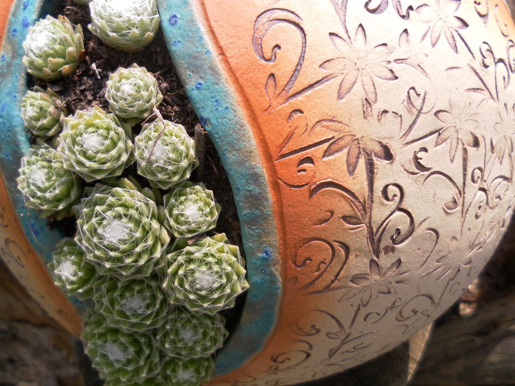 Lebende Gartenkugeln - Die rote Keramik von Ingrid Habermann