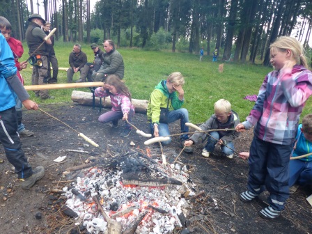 2016: Wandern macht hungrig und durstig. Da kam das Lagerfeuer auf dem alten Zeltplatz in Rönsahl gerade recht zum Braten von Stockbrot und von den Landfrauen spendierten Grillwürstchen. Foto Crummenerl