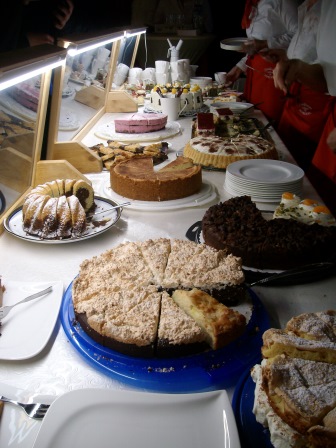 jeden Tag verschiedene Kuchenangebote (Foto: B.Löffler)