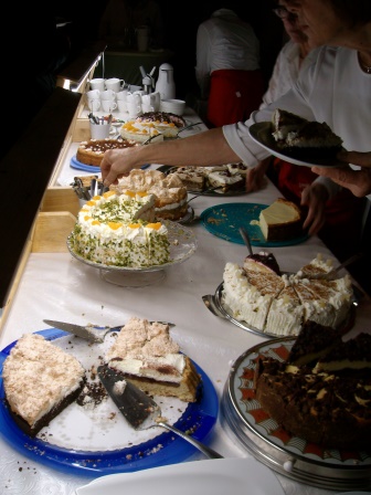 .. verschiedene Kuchenangebote (Foto: B.Löffler)