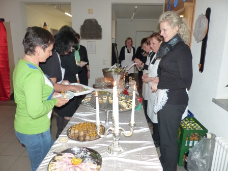 Mit viel Liebe zum Detail hatten Martina Weiler, Yvonne Bettag, Dagmar Dierke, Petra Raspe, Gabi Schuster, Solveig Stubenrauch, Anke Crone und Ute Velten von Leitungsteam der Rönsahler Landfrauen den stilvollen Abend vorbereitet (Foto:Cr) 