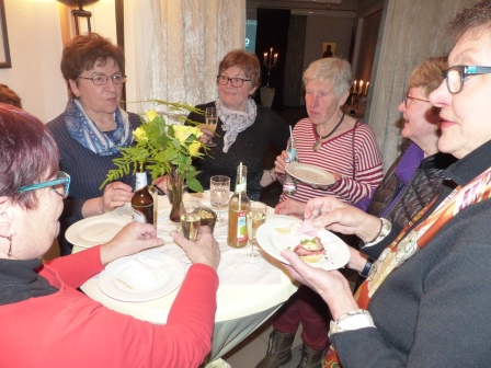 Gern ließen sich die Landfrauen im Vorfeld des unterhaltsamen Films  mit leckeren Snacks und dazu passenden Getränken verwöhnen (Foto:Cr)