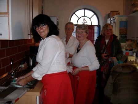 und wieder gut gelaunt: Abwaschen, Abtrocknen, Kaffee kochen in der Küche (Foto: B.Löffler)