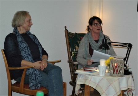 Barbara Löffler (links) und Evelyn Schmitz gestalteten bereits zum zweiten Mal einen Bücherabend für die Rönsahler Landfrauen. Foto: Negel-Täuber