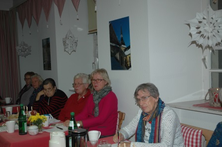 In gemütlicher Runde profitierten die Landfrauen von den geballten Literaturkenntnissen der Referentinnen. Foto: Negel-Täuber