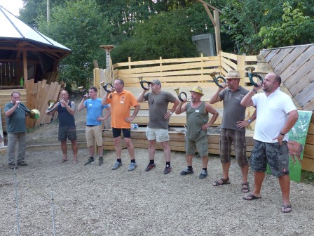 2018: Mit passendem Jagdsignalen stimmten die an der Ferienspielaktion beteiligten Mitglieder des Hegrings Kierspe-Rönsahl auf das Geschehen auf den Spuren von Robin Hood ein. Foto Crummenerl