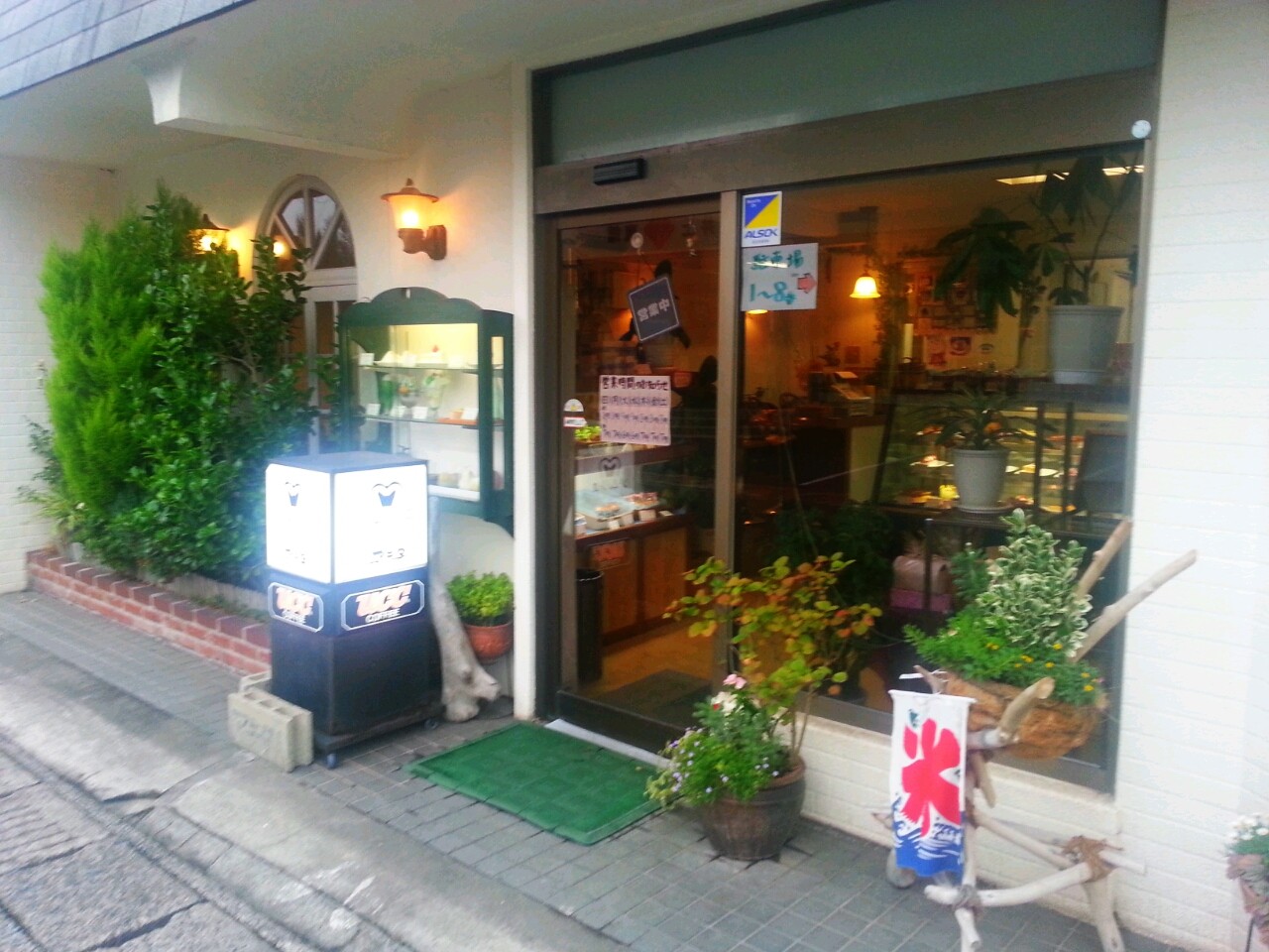 ソムリエの紹介姉妹店の紹介2023年 1月限定 『卯年限定ケーキ』ご予約承り中(^^)/1個 ¥486(税込)手土産 №1 ✨1個(12㎝) 税込1400円結婚式の引菓子承ります💛🎂 店舗概要 🎂