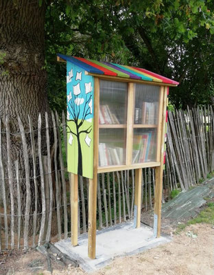 Boîte à livres près de l'étang