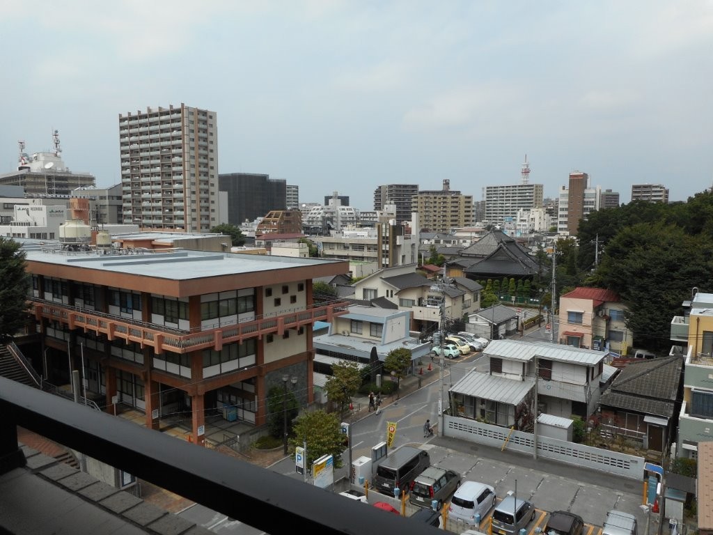 これは開業当時の写真です。左の建物は今はなき埼玉県立図書館です。