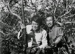 鈴木紀夫さん(左)と小野田寛郎少尉