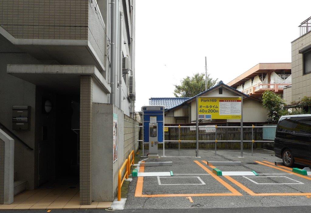 マンション入口の裏に3台ですが、コインパーキングができました。40分200円です。近くには大きなパーキングもあります。