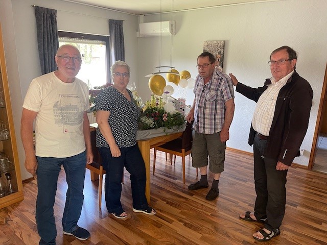 KK Basse - Rogalski-Ehepaar erhält Blumenpräsent zur Goldenen Hochzeit