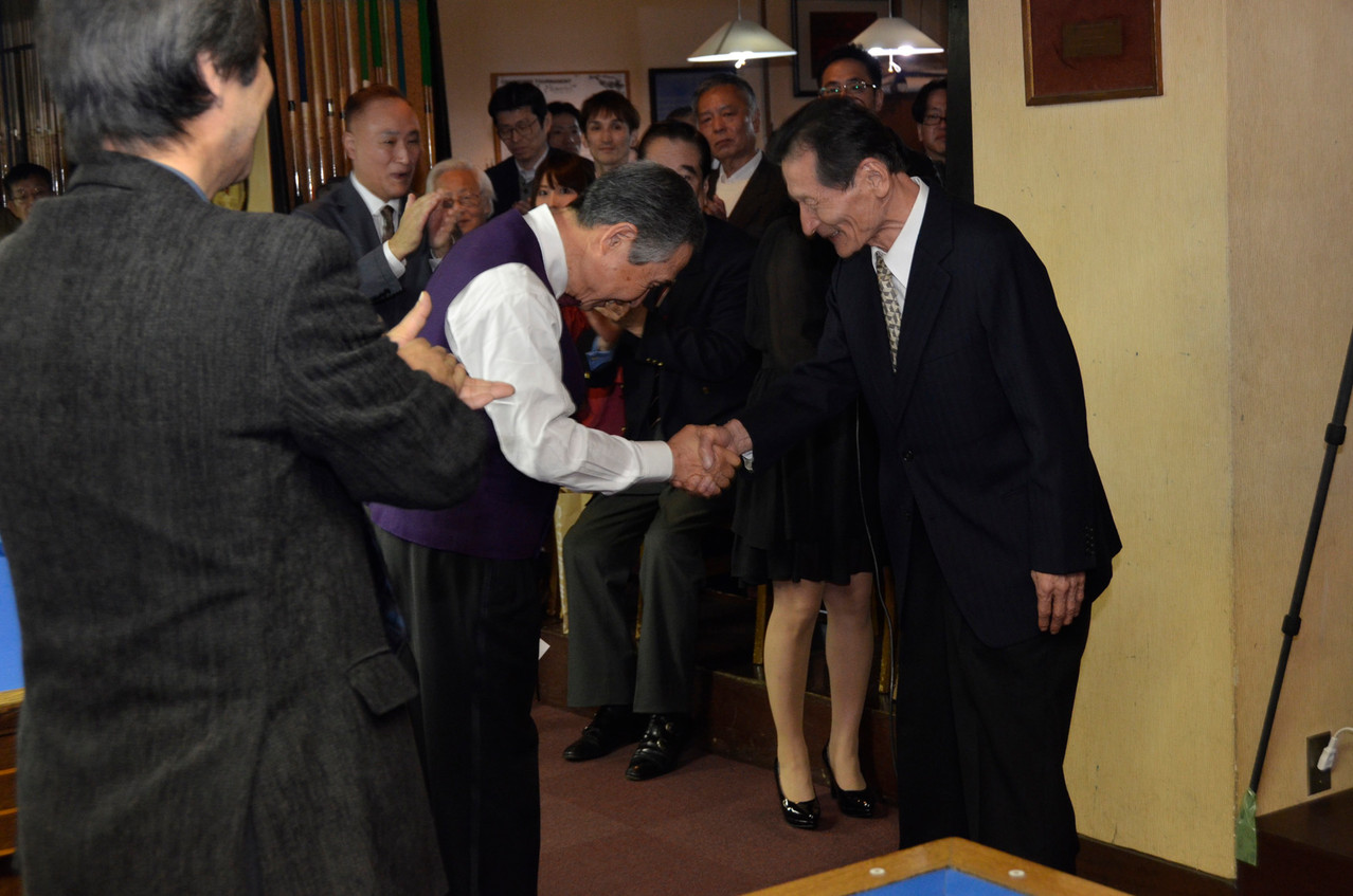 日本を支えたツートップ（右：小林伸明）の握手